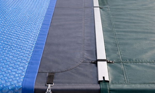 Quelle couverture de piscine choisir ? Guide complet 2026 | BLEUDOME