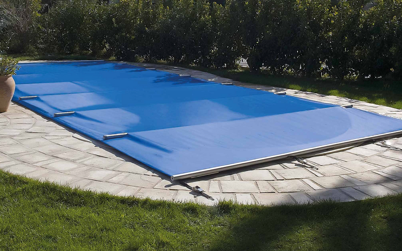 Comment sécuriser sa piscine ? Le guide complet 2026 — BLEUDOME couverture piscine