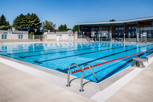 Bâche pour piscine municipale : comment réduire l’évaporation et les coûts d’exploitation — couverture piscine BLEUDOME