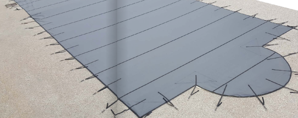 Couverture hivernage piscine Tible filet NF P90-308 — polypropylène 150g/m², bande renfort cousue périphérie, ressort dynamométrique inox, sur mesure en France