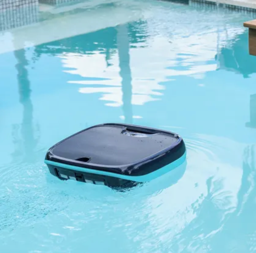 Robot de surface piscine solaire Dolphin Skimmi sur l eau