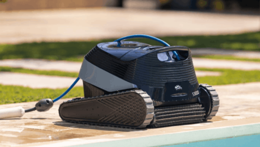 Robot piscine S Line dans un bassin avec marche ou plage immergee