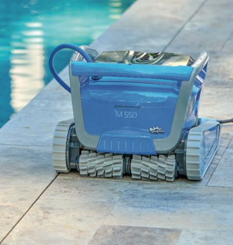 Robot piscine filaire Dolphin M Line dans une piscine