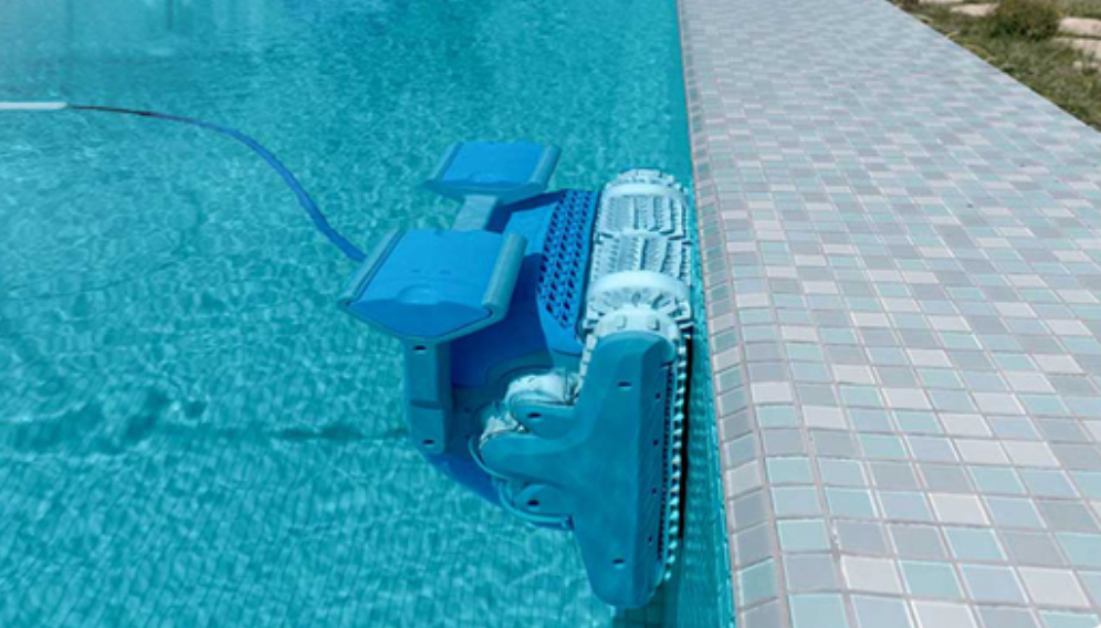 Robot piscine filaire Dolphin M Line en action