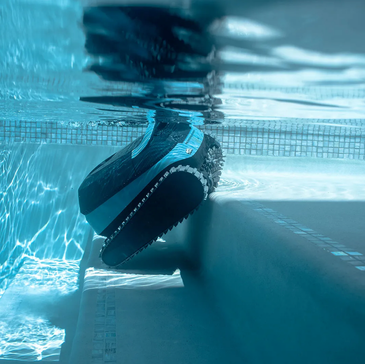 Robot piscine sans fil Dolphin EON en action dans le bassin