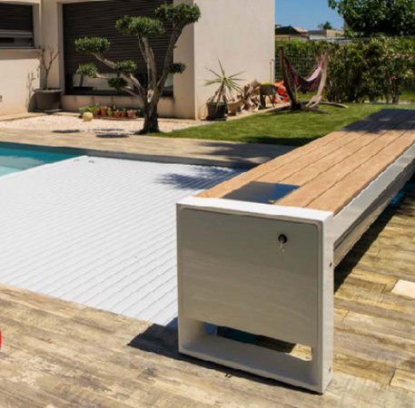 Banc cache enrouleur piscine | Coffrage design pour volet | Bleudome