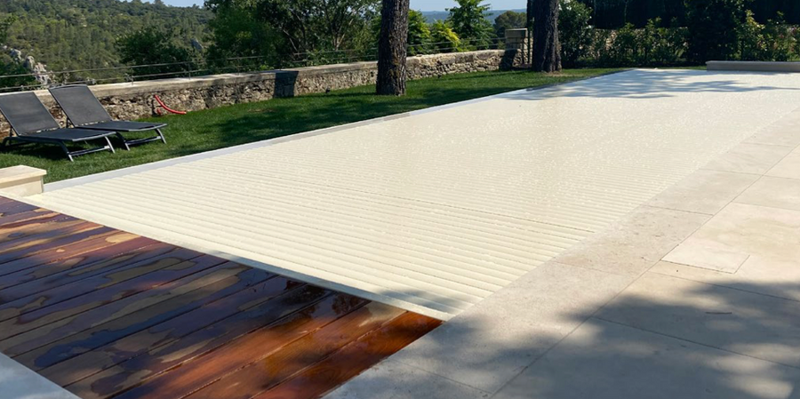 Deck Cover 500 en situation — plage continue