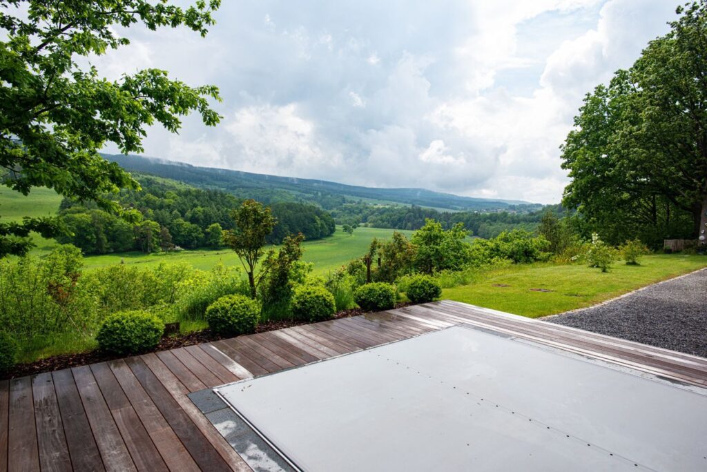 Couverture Coverseal fermée, membrane grise parfaitement plane au ras d’une terrasse en bois