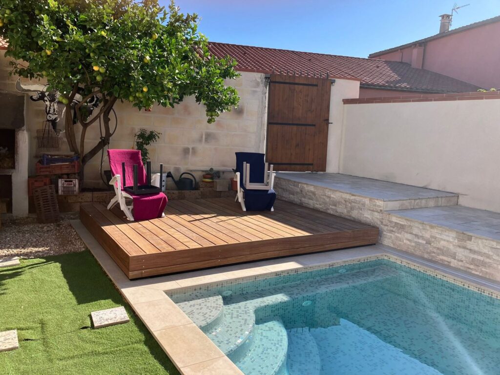 Terrasse mobile en bois ouverte au bord d’une piscine