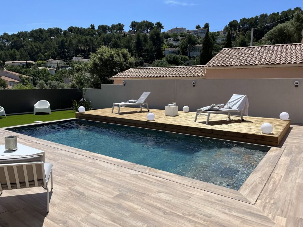 Terrasse mobile en bois au bord d’une piscine