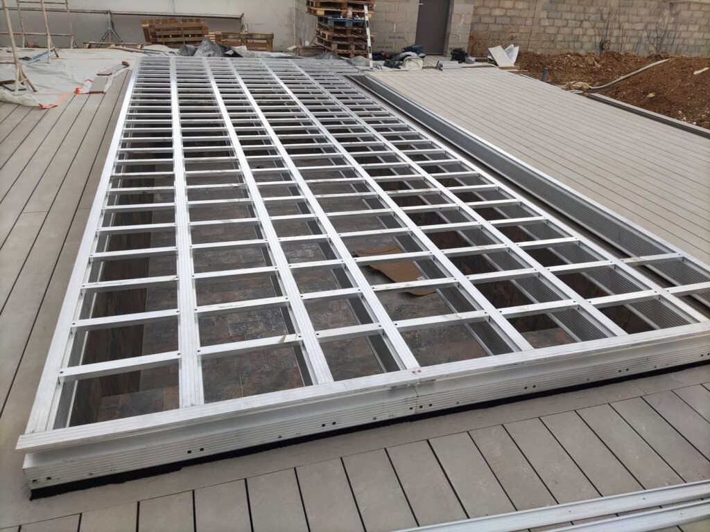 Structure aluminium d’une terrasse mobile de piscine avant la pose de l’habillage