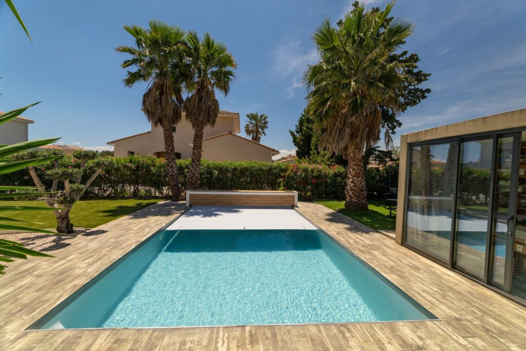 Piscine équipée d’un volet hors-sol avec banc